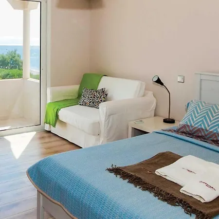 Sleeps 6 Air Con Wifi